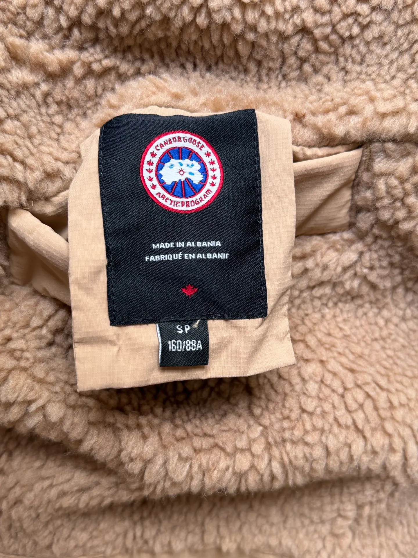 P800 canada goose/大GOose 25 reversible lamb wool flight jacket. It can be worn as a front or back and can be reshaped in any way. The inside and outside are the same color. The embroidered label pattern on the sleeve wall is limited. One side is made of lamb wool. It is delicate and gentle. The plush texture is light and full! The inner lining is polyester, which instantly transforms into an outdoor sports style! Basic neutral style can be combined at will, the most practical size: S M L Color: gray khaki black